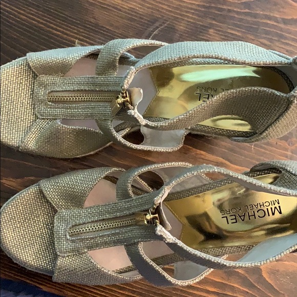 Michael Kors gold wedges size 8.5 - Picture 3 of 4